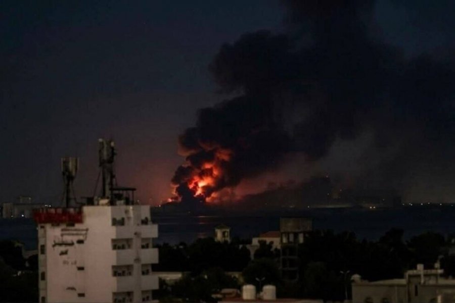 Σαουδαραβικά πλήγματα κατά Χούθι στην Υεμένη – Στόχος λιμάνι και νησί - Ο συνασπισμός υπό σαουδαραβική ηγεσία έπληξε εγκαταστάσεις στη Χοντάιντα και στο νησί Καμαράν ως αντίποινα για επιθέσεις σε εμπορικά πλοία.