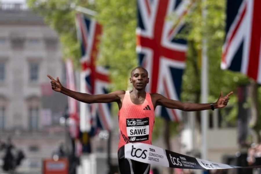 «Τσάι και δύο φέτες ψωμί»: Η απίθανη διατροφή του Σάουε πίσω από το ιστορικό ρεκόρ στον Μαραθώνιο Λονδίνου