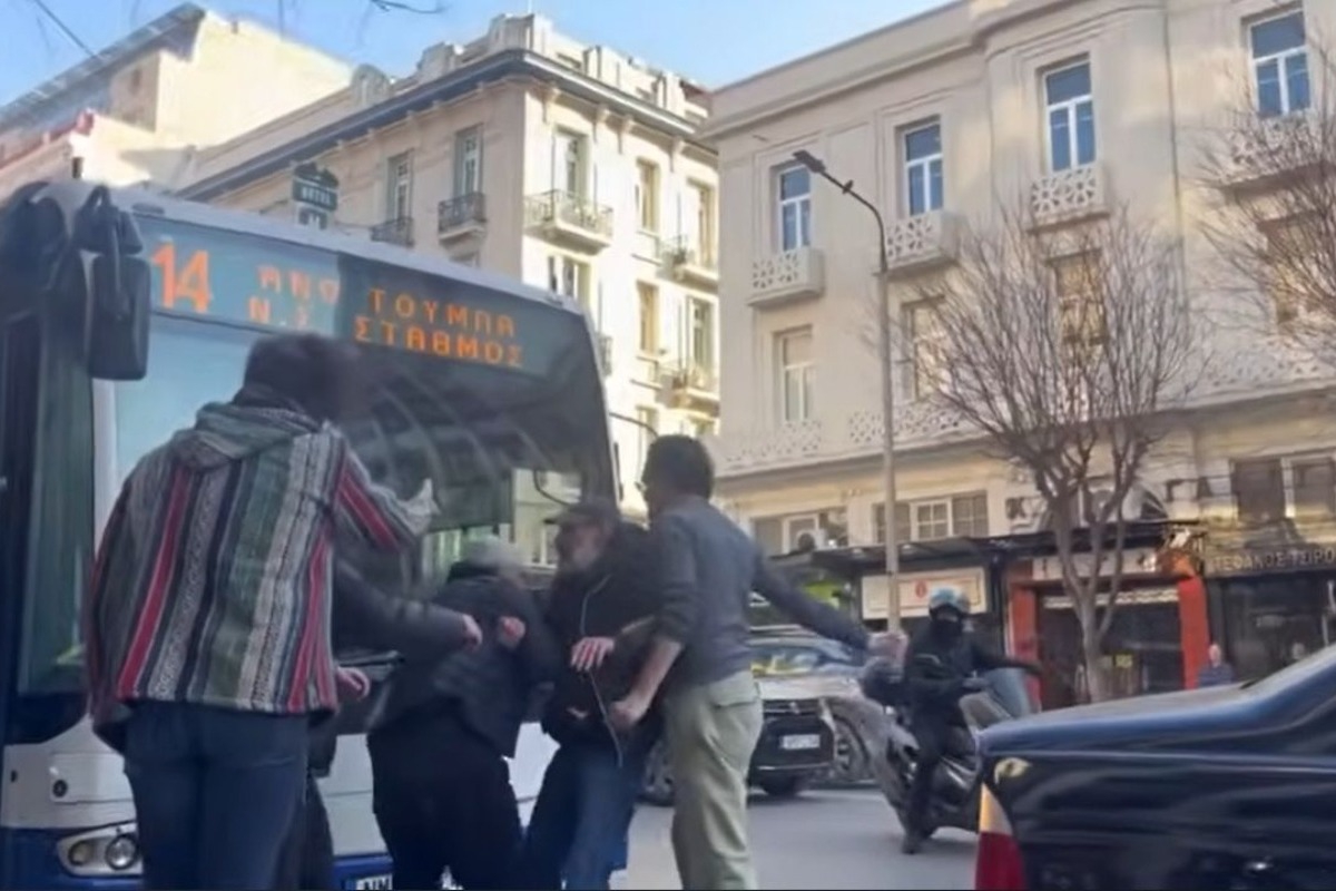 Θεσσαλονίκη: Οδηγός του ΟΑΣΘ κατέβηκε από το λεωφορείο και έδειρε άλλον οδηγό - Σε διαθεσιμότητα ο επαγγελματίας - «Ο ΟΑΣΘ ξεκαθαρίζει ότι δεν υπάρχει καμία απολύτως ανοχή σε περιστατικά βίας»