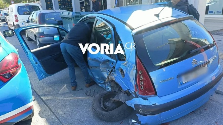 Σφοδρό τροχαίο στη Θεσσαλονίκη: 30χρονος έπαθε επιληπτική κρίση στο τιμόνι, παρέσυρε τρία αυτοκίνητα και μηχανάκι, φωτογραφίες και βίντεο