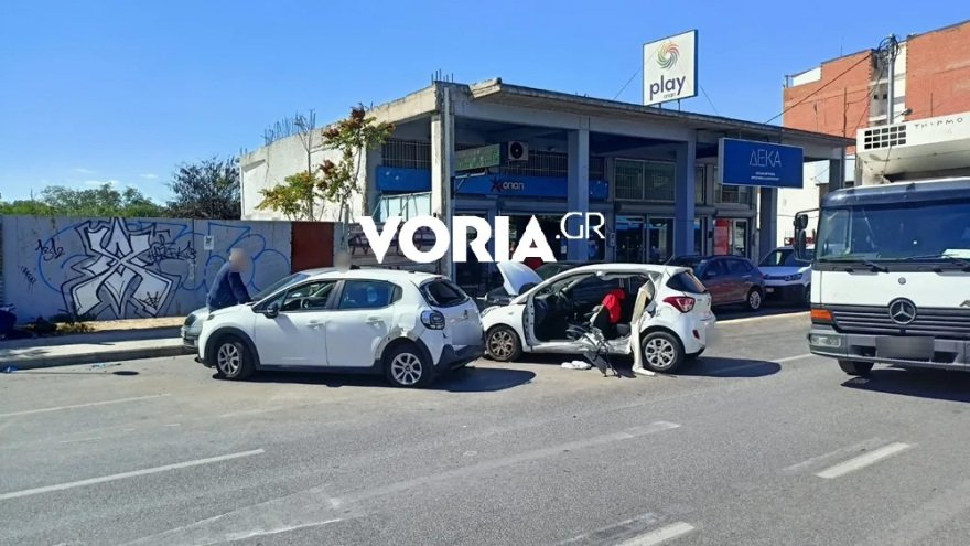 Σφοδρό τροχαίο στη Θεσσαλονίκη: 30χρονος έπαθε επιληπτική κρίση στο τιμόνι, παρέσυρε τρία αυτοκίνητα και μηχανάκι, φωτογραφίες και βίντεο