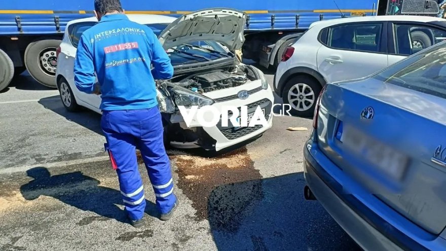 Σφοδρό τροχαίο στη Θεσσαλονίκη: 30χρονος έπαθε επιληπτική κρίση στο τιμόνι, παρέσυρε τρία αυτοκίνητα και μηχανάκι, φωτογραφίες και βίντεο