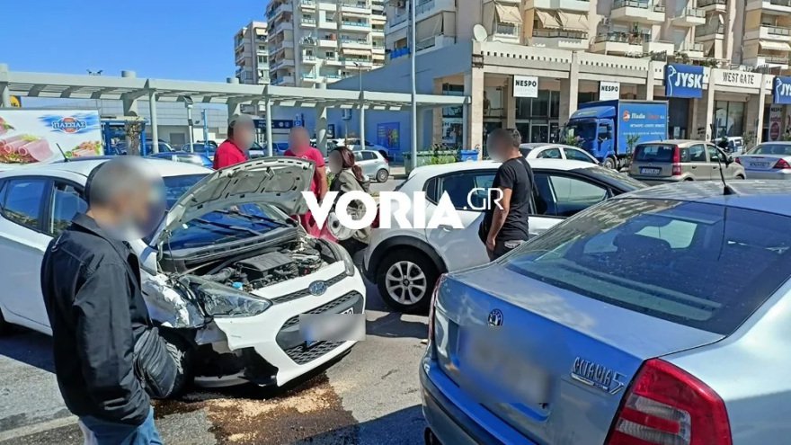 Σφοδρό τροχαίο στη Θεσσαλονίκη: 30χρονος έπαθε επιληπτική κρίση στο τιμόνι, παρέσυρε τρία αυτοκίνητα και μηχανάκι, φωτογραφίες και βίντεο