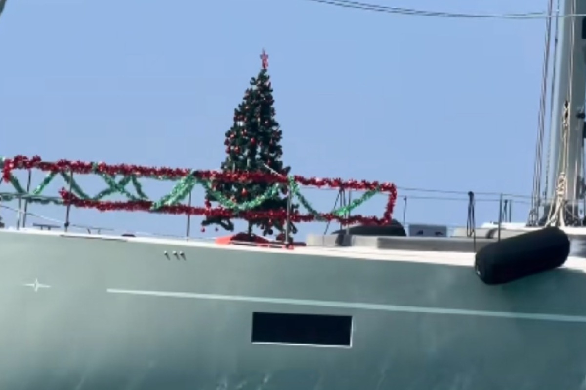 Σύβοτα: Με το που μπήκε ο Σεπτέμβριος, σκάφος στολίστηκε... για τα Χριστούγεννα, δείτε βίντεο