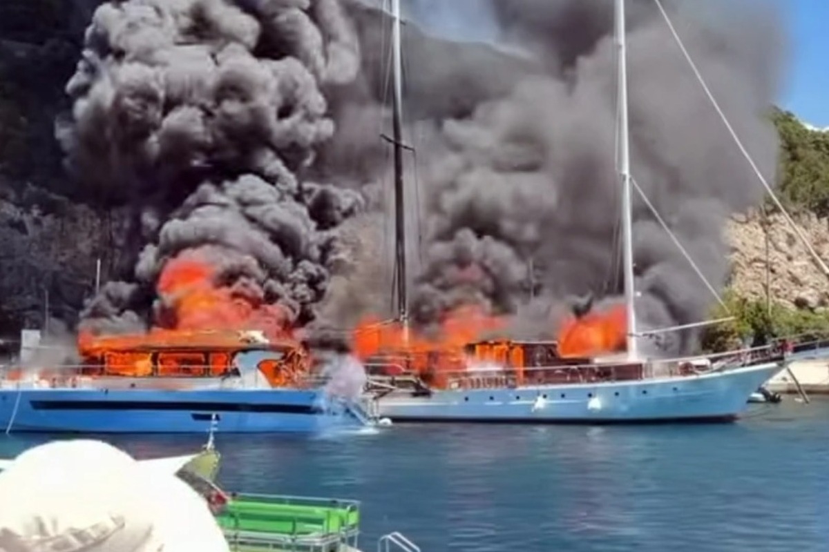 Συναγερμός για μεγάλη φωτιά σε τουριστικά σκάφη στους Παξούς – Δείτε βίντεο - Μεγάλη η αναστάτωση του νησί
