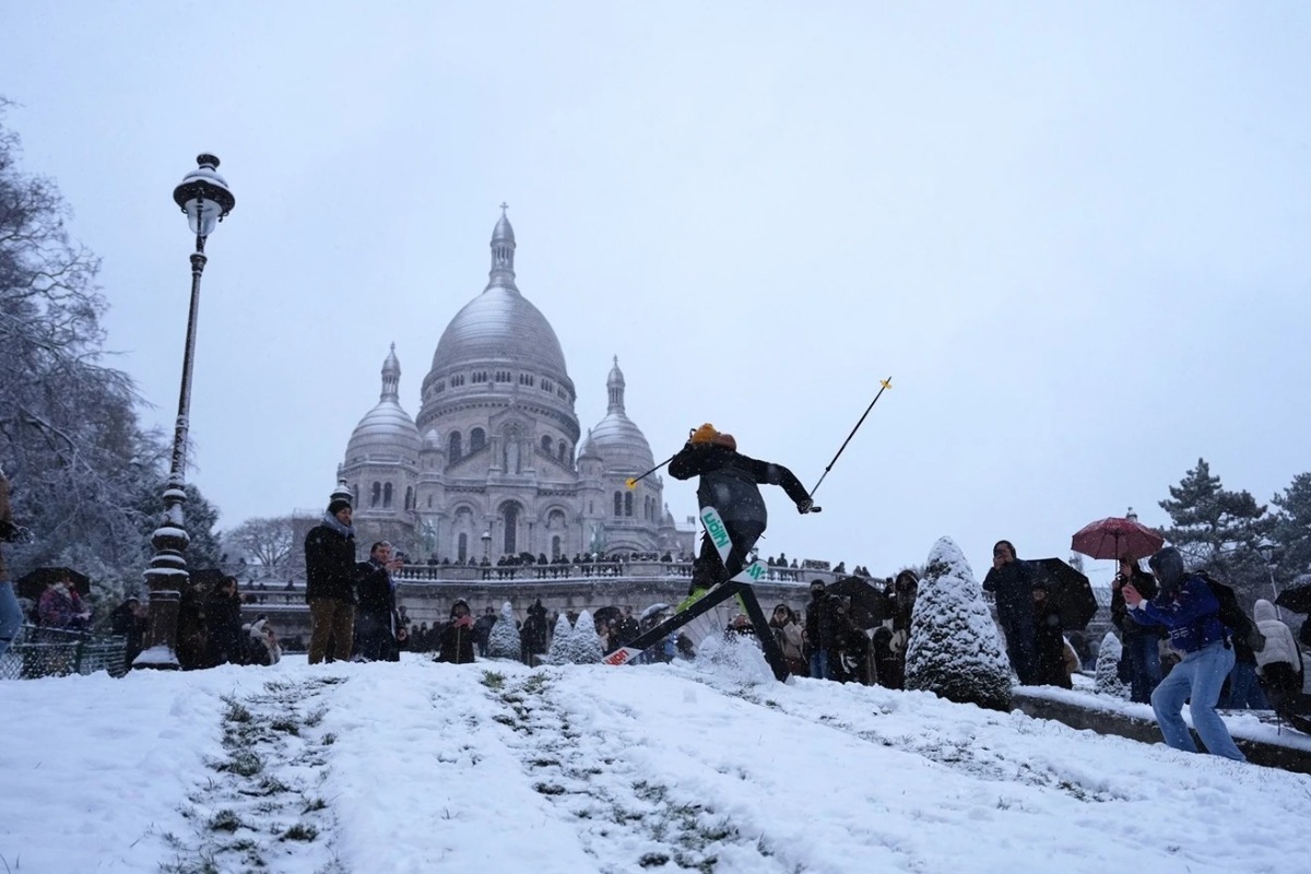 Σκιέρ μετέτρεψαν τα σκαλιά της Σακρ Κερ σε πίστα σκι – Δείτε εντυπωσικά βίντεο από το χιονισμένο Παρίσι