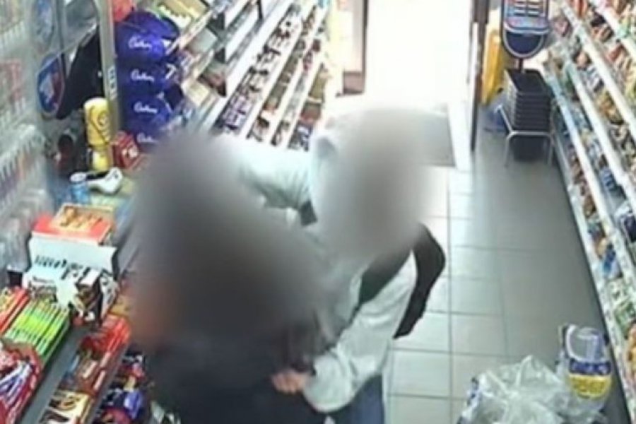Σκληρό βίντεο: Η στιγμή που 14χρονος μαχαιρώνει κορίτσι που αρνήθηκε να βγει ραντεβού μαζί του - Το σοκαριστικό βίντεο παρουσιάστηκε στη δίκη του ανήλικου που ξεκίνησε την περασμένη Δευτέρα