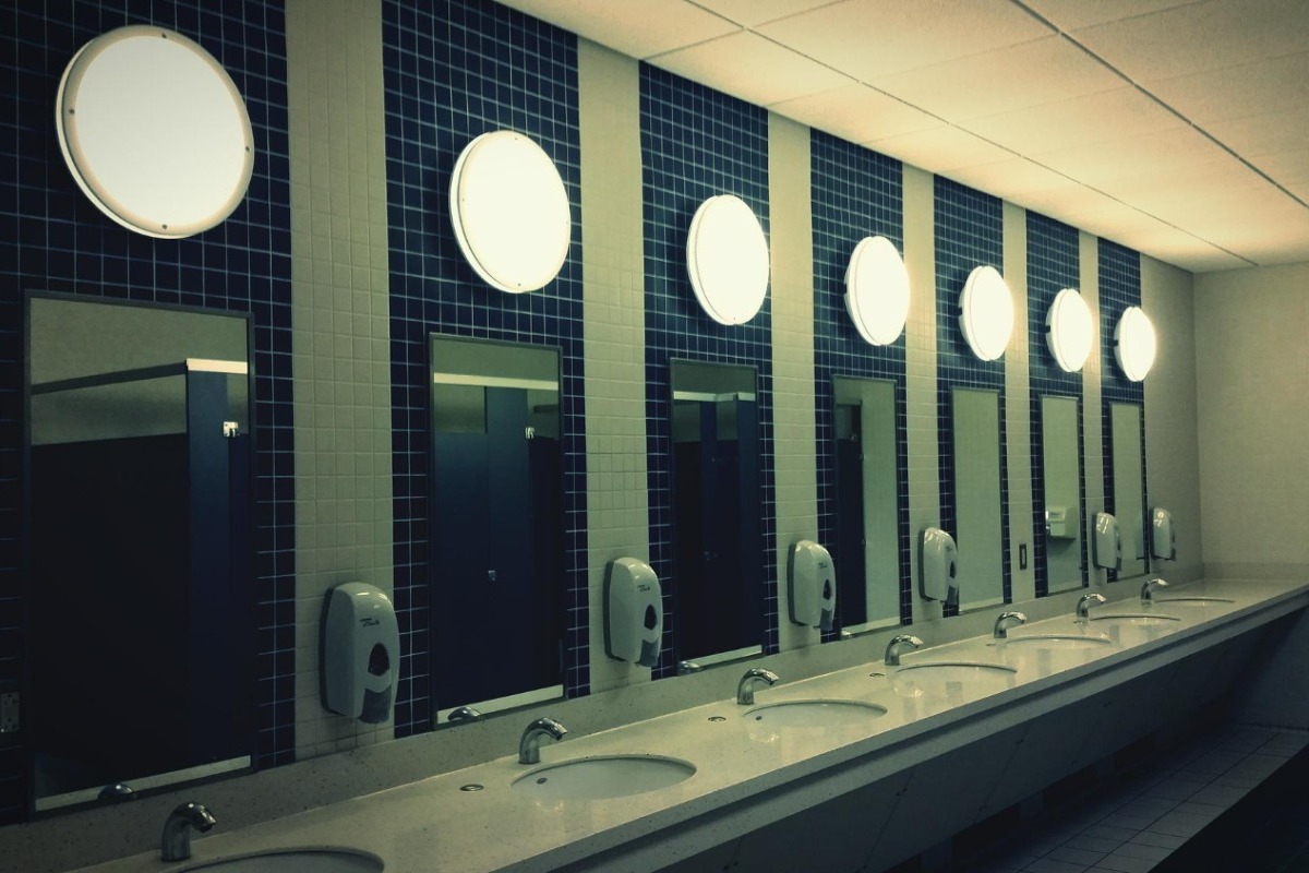 Οι τουαλέτες στην Κίνα που η πόρτα γίνεται διάφανη μόλις ανάψεις τσιγάρο!