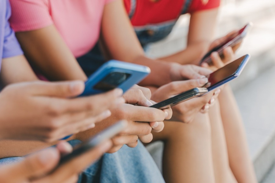 Πώς μπορεί η Ευρώπη να κρατήσει τα παιδιά μακριά από τα social media: Το παράδειγμα της Αυστραλίας - Τα «παραθυράκια», οι προκλήσεις για την Ελλάδα και τις άλλες χώρες