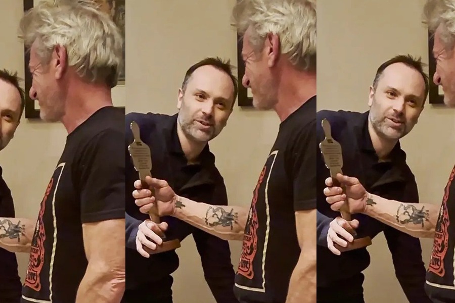 Σον Πεν: Παρέλαβε «Όσκαρ» φτιαγμένο από κατεστραμμένο ουκρανικό σιδηροδρομικό βαγόνι