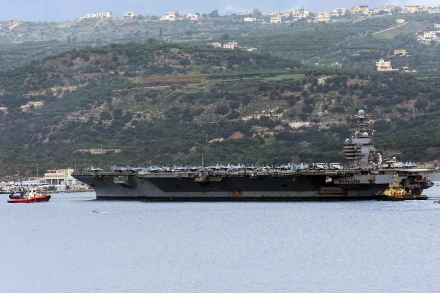 Στη Σούδα το θηριώδες αεροπλανοφόρο «USS Gerald R. Ford» μετά τη φωτιά: 8 ντετέκτιβ ανεβαίνουν στο πλοίο για ανακρίσεις - Ποια πρόσωπα του πληρώματος θεωρούνται ύποπτα από το κλιμάκιο ερευνητών του αμερικανικού Πολεμικού Ναυτικού