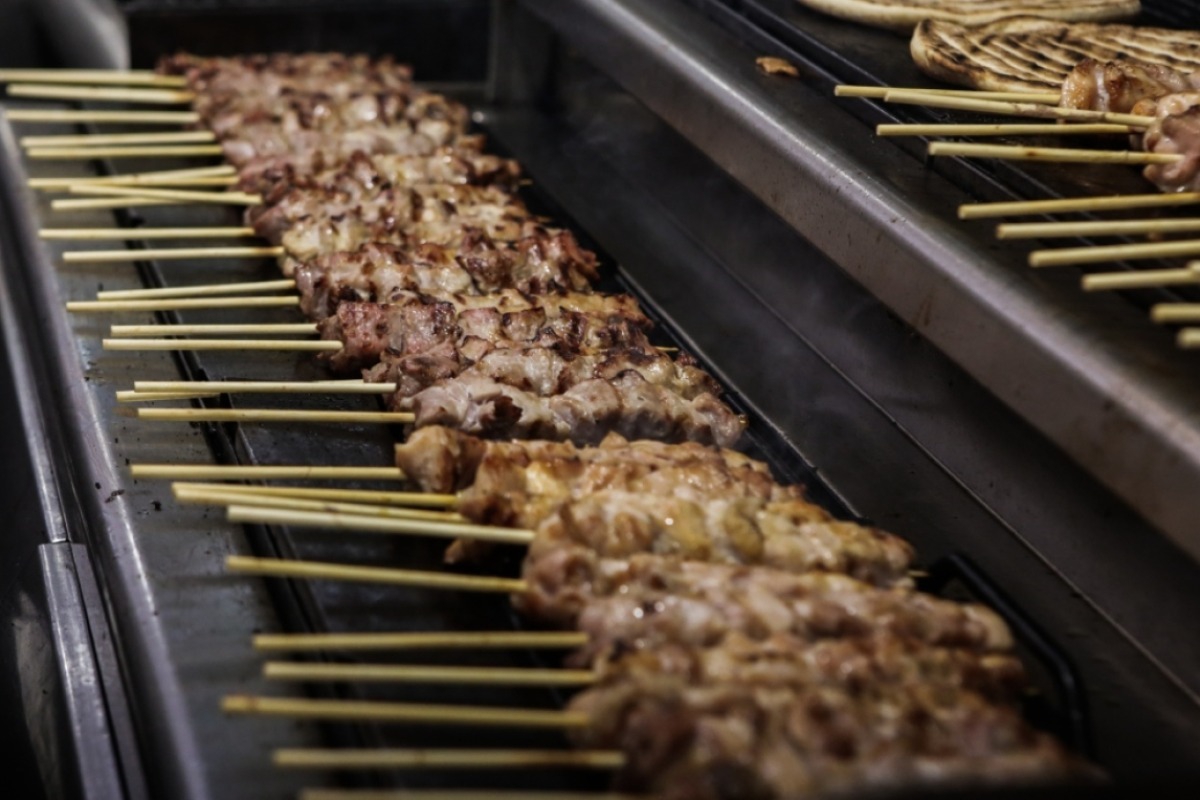 Γνωστός σουβλατζής στη Δραπετσώνα διακινούσε ναρκωτικά – Είχε και τιμοκατάλογο για την ηρωίνη και την κοκαΐνη - Η σύλληψη του έγινε μετά από πώληση 2,1 γραμμαρίων ηρωίνης σε έναν 60χρονο έναντι 50 ευρώ