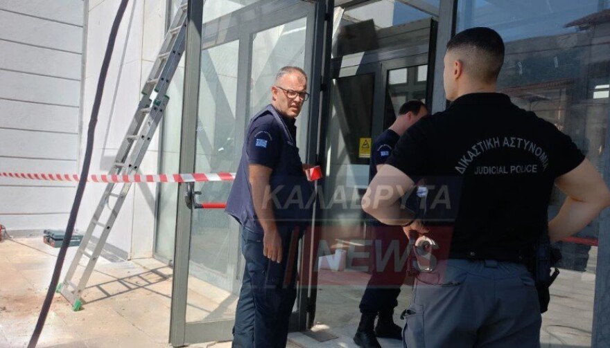 Σοβαρό εργατικό ατύχημα στο Δικαστικό Μέγαρο Καλαβρύτων, 45χρονος έπεσε από σκάλα