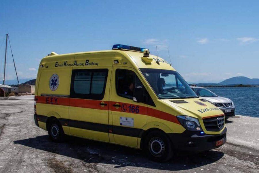 Σοβαρός τραυματισμός 45χρονου σε παραλία στα Χανιά, υπέστη κάταγμα στον αυχένα παίζοντας με το ανιψάκι του - Ο άνδρας προσπάθησε να βάλει το ανιψάκι του στους ώμους του για να κάνει βουτιά, ωστόσο το παιδί φέρεται να έχασε την ισορροπία του