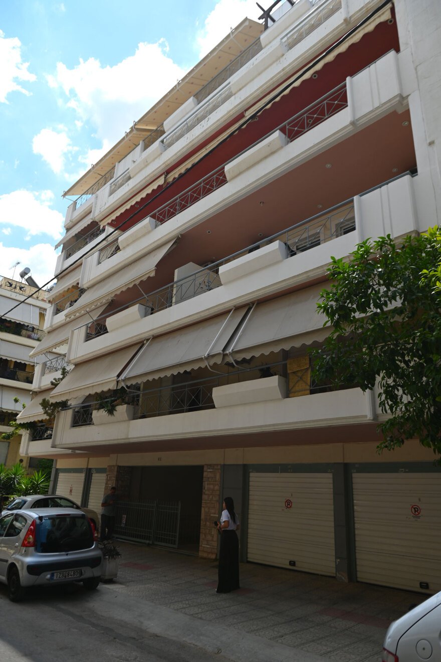 Σπαρακτικές σκηνές στον Πειραιά για το τραγικό τέλος του ζευγαριού σε ΙΧ μέσα σε γκαράζ: «Το κορίτσι μου το έχασα» φώναζε η μητέρα της 24χρονης