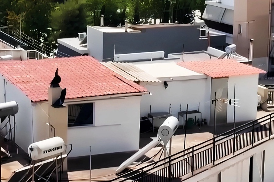 Δεν πήγαιναν ούτε σχολείο τα παιδιά που ζούσαν μέσα σε ακαθαρσίες σε σπίτι στο Περιστέρι, τι λέει η γιαγιά τους - Στο Παίδων τα 6 ανήλικα που ζούσαν με τους γονείς τους σε δώμα «χωματερή»