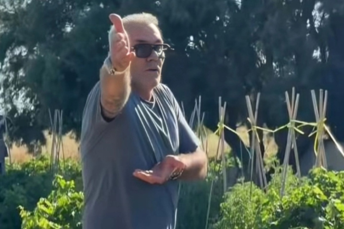 Ο Στέλιος Ρόκκος έπεσε θύμα φάρσας από τη γυναίκα του: Νόμιζε πως κατσίκες είχαν εισβάλει στο μποστάνι του και έσπευσε να... σώσει τα καρπούζια