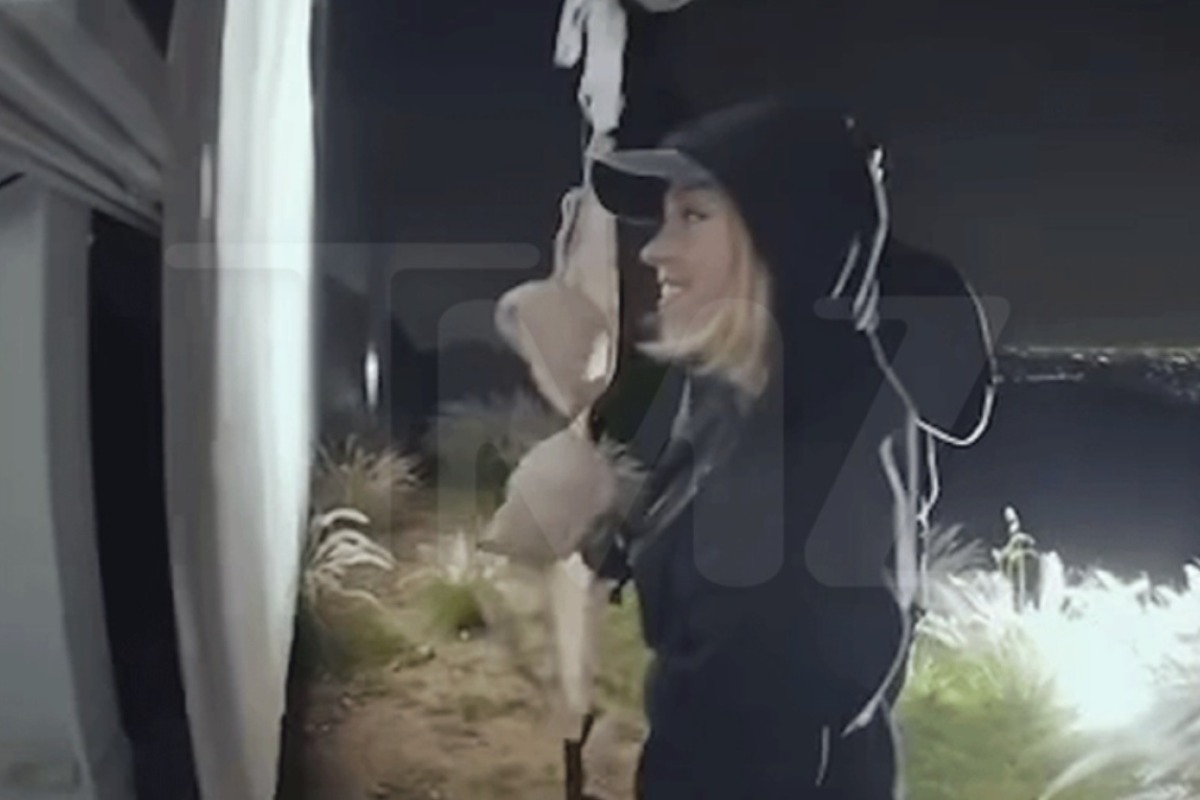 Η Σίντνεϊ Σουίνι ανέβηκε στην πινακίδα του Χόλιγουντ και κρέμασε... σουτιέν ‑ Δείτε το βίντεο