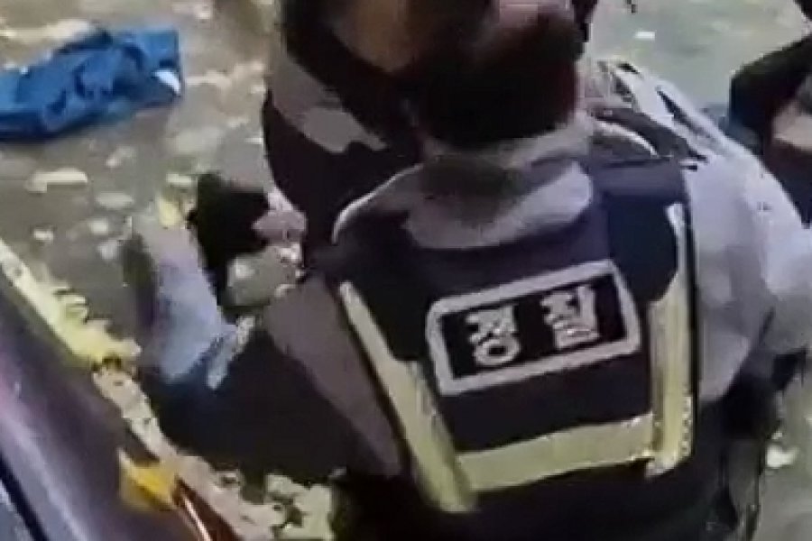 Σύλληψη μεθυσμένου στο Μπουσάν γίνεται viral: Έπεσε το περουκίνι αστυνομικού - Περαστικός έσπευσε να ξαναφορέσει το περουκίνι στον αστυνομικό μέσα στον πανικό της σύλληψης στη Νότια Κορέα.