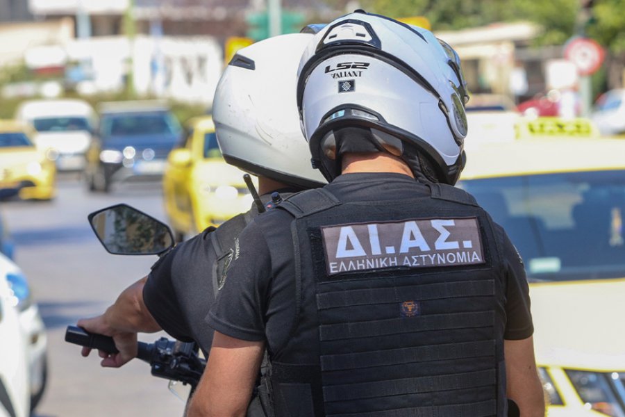 Συναγερμός για ομηρεία στη Νίκαια: Ανδρας κρατά τη γυναίκα του μέσα στο σπίτι του και δηλώνει οπλισμένος - Ισχυρή αστυνομική κινητοποίηση στη για περιστατικό ενδοοικογενειακής βίας - Έχει διακοπεί η κυκλοφορία προς τη Σοφοκλέους από τη συμβολή με τη Βουρνόβ