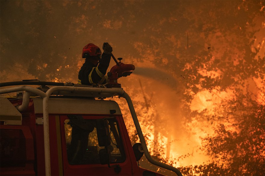 Συνεχίζεται η πρωτοφανής πύρινη κόλαση σε Γαλλία και Ισπανία: «Η φωτιά έγινε ξανά απρόβλεπτη», πάνω από 375.000 οι εκτοπισμένοι