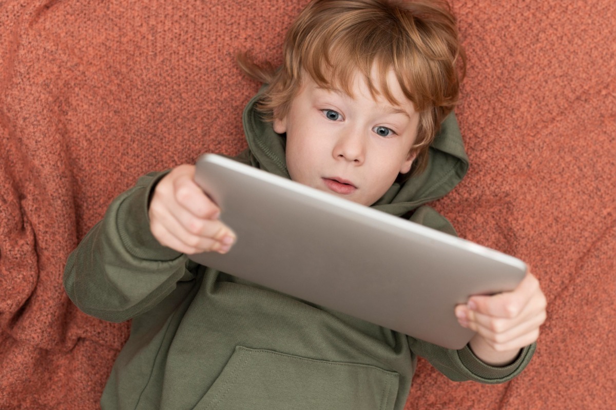 Τα παιδιά που είναι κολλημένα στις οθόνες μετατρέπονται σε γεμάτοι άγχος έφηβοι