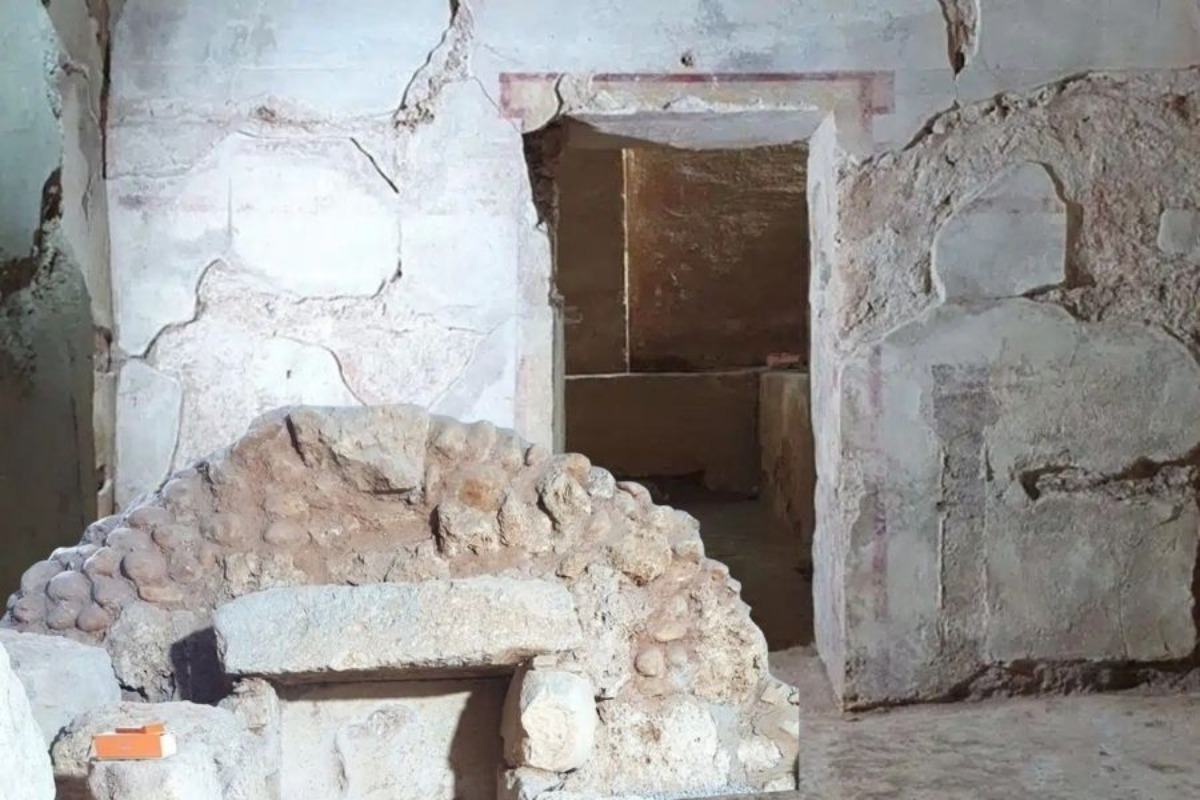 Ο μακεδονικός τάφος που κρύβεται κάτω από πολυκατοικία στη Δράμα – Η ανακάλυψη που πάγωσε τα συνεργεία το 1976