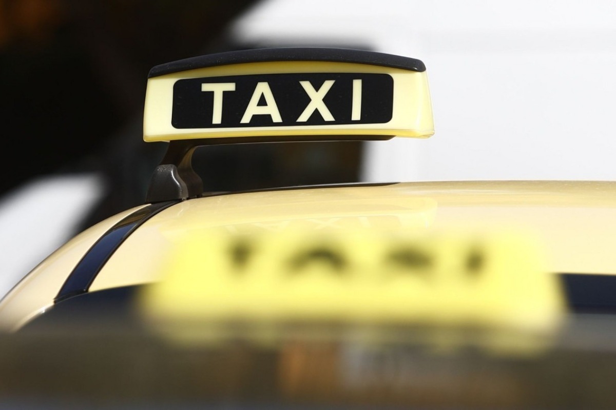 Βόλος: Αγνωστος πυροβόλησε με αεροβόλο ταξί στο κέντρο της πόλης - «Ήταν σαν να χτύπησε την οροφή σκεπάρνι, θα μπορούσε να τραυματιστεί άνθρωπος», κατήγγειλε ο οδηγός, μετά την επίθεση