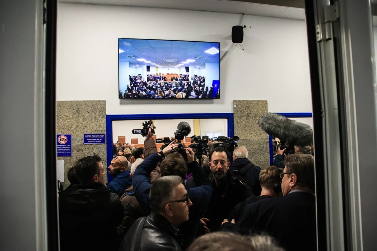 Δίκη για Τέμπη: Διεκόπη για την 1η Απριλίου μετά τις αντιδράσεις για ασφυκτικές συνθήκες - «Συγγνώμη» από την Έδρα για την ασφυκτική κατάσταση στην αίθουσα - «Ντροπή» φώναζαν οι συγγενείς