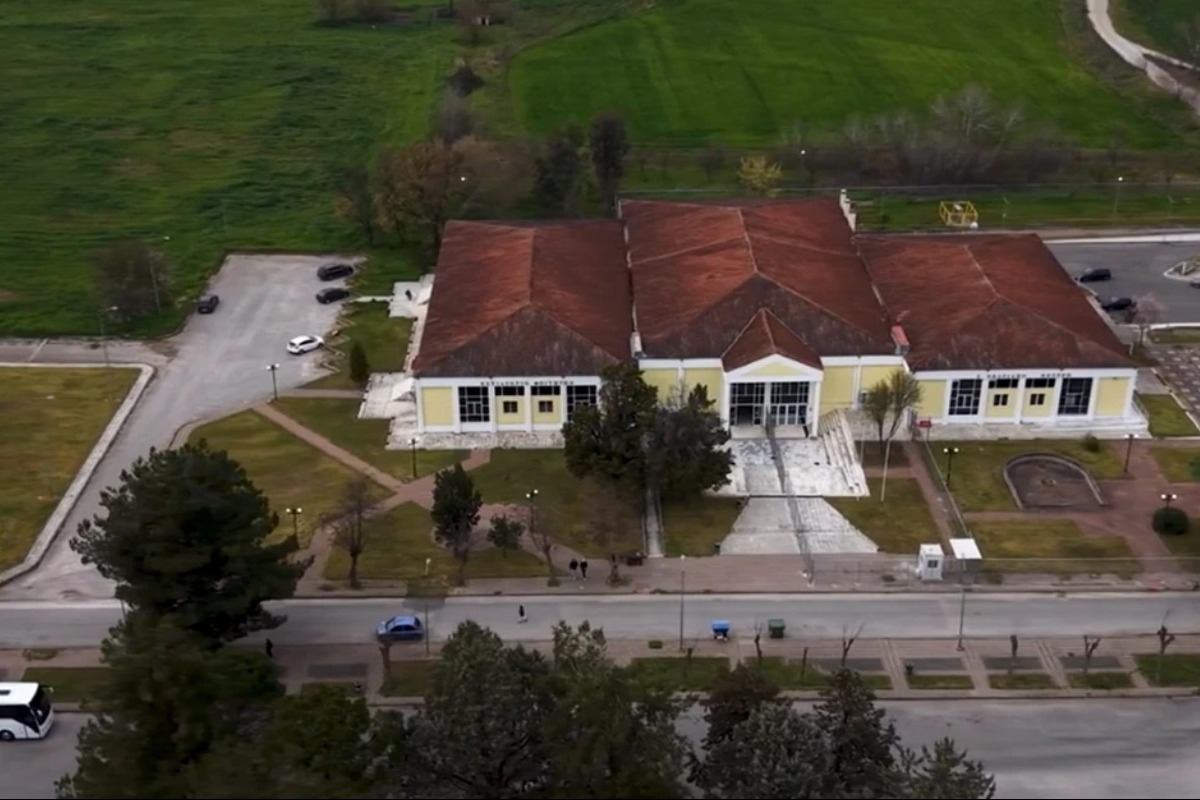 Αυτό είναι το κτίριο όπου θα γίνει η δίκη για την τραγωδία των Τεμπών - Τα μέτρα ασφαλείας είναι δρακόντεια για την αποφυγή απροόπτων