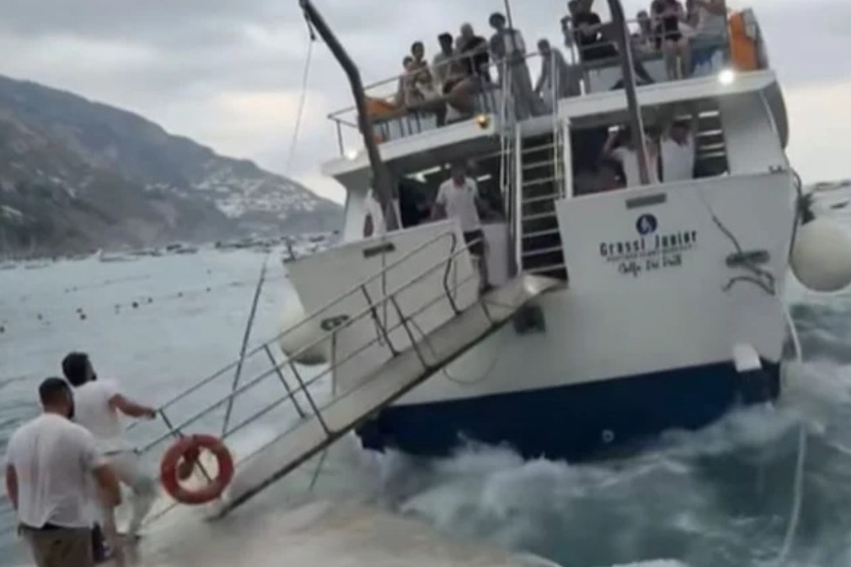 Τρόμος στο Ποζιτάνο: Σκάφος παλεύει με τα κύματα στην αποβάθρα – Δείτε το βίντεο που σαρώνει το διαδίκτυο