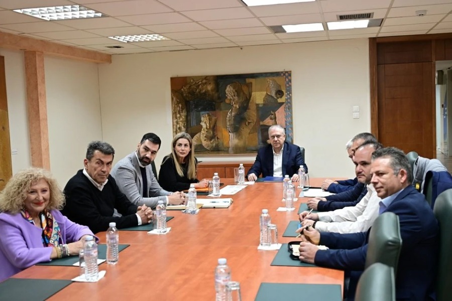 Συμφωνία στη συνάντηση Θεοδωρικάκου με βενζινοπώλες: Απομακρύνονται οι κινητοποιήσεις - Η συμφωνία περιλαμβάνει επιχορήγηση των πρατηριούχων με voucher 3.000 ευρώ για την αναβάθμιση του συστήματος ελέγχου εισροών-εκροών, καθώς και δέσμευσ