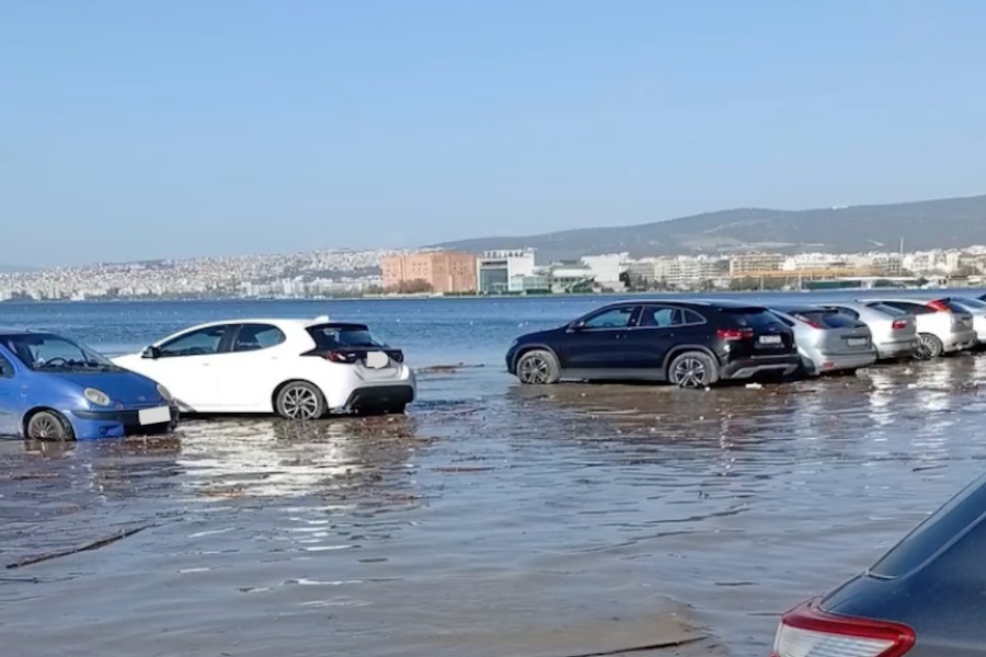 Η θάλασσα «βγήκε» στη στεριά στην παραλία Θεσσαλονίκης - H φύση έδειξε τα δόντια της με έναν τρόπο σπάνιο και εντυπωσιακό