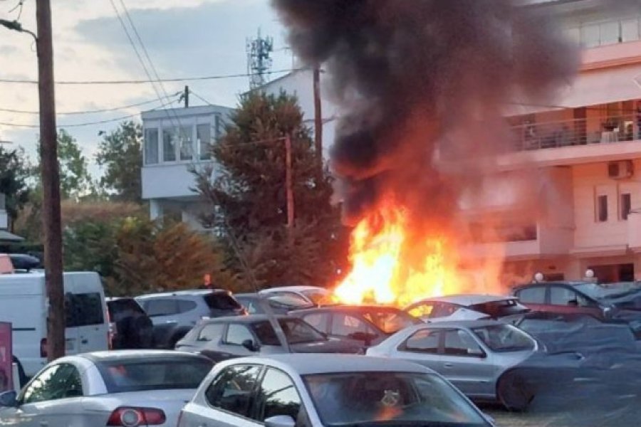 Θεσσαλονίκη: Φωτιά σε τρία σταθμευμένα οχήματα στην περιοχή της Πυλαίας ‑ Βίντεο