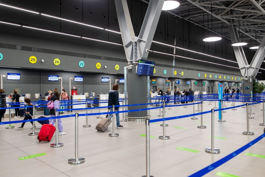 Θεσσαλονίκη: Μεθυσμένος Αγγλος επιτέθηκε σε επιβάτες και πλήρωμα πτήσης, αναγκαστική προσγείωση στο «Μακεδονία» - Ο άνδρας συνελήφθη για επικίνδυνη παρέμβαση στη συγκοινωνία μέσων σταθερής τροχιάς, πλοίων και αεροσκαφών, παράβαση εντολών κυβερνήτη και διασάλευση τ
