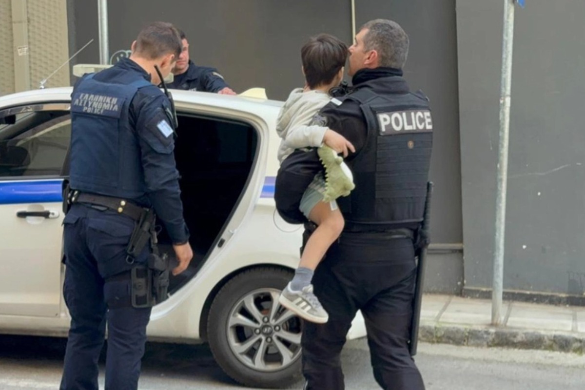 Επέστρεψαν σπίτι η μητέρα με τον 5χρονο που είχε αφήσει μόνο του ‑ «Πήγε επειγόντως στο νοσοκομείο» λέει ο δικηγόρος