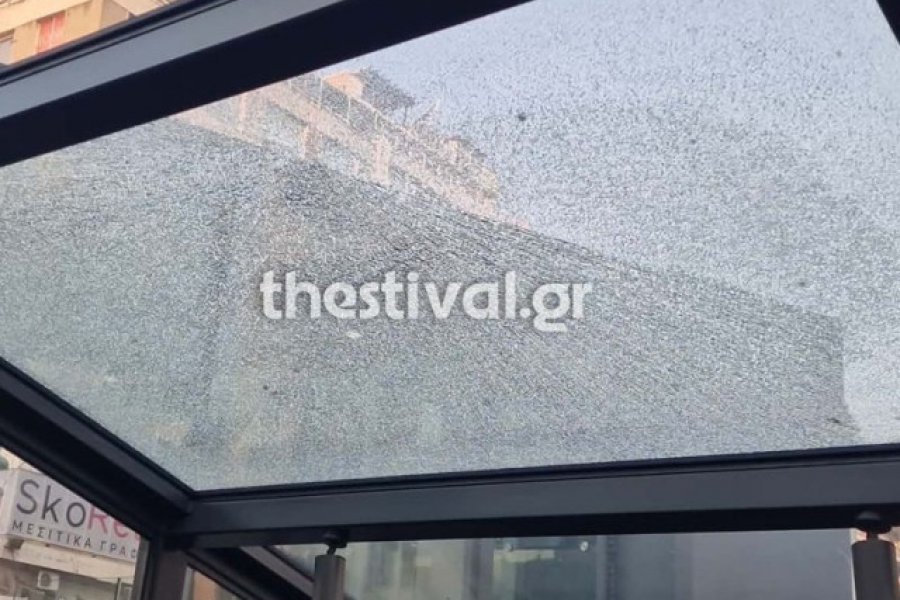 Θεσσαλονίκη: Ράγισε τζαμαρία στο Μετρό στον σταθμό Βενιζέλου - Βίντεο - Αγνωστα παραμένουν τα αίτια της φθοράς πάνω από τις κυλιόμενες σκάλες