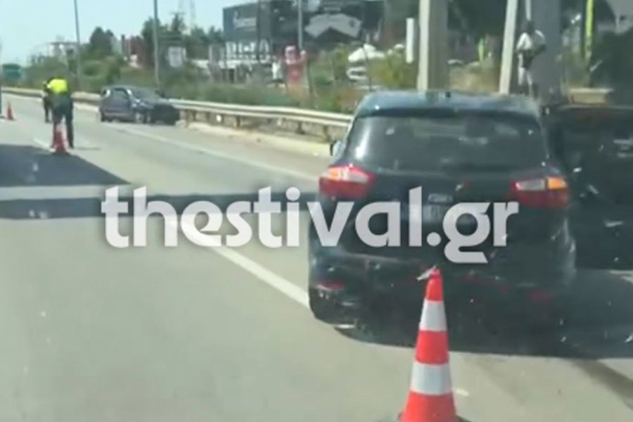 Θεσσαλονίκη: Σταμάτησε το ΙΧ του λόγω αδιαθεσίας και προσέκρουσε πάνω του άλλο όχημα, τέσσερις τραυματίες - Το ατύχημα σημειώθηκε λίγο μετά το Δερβένι, στο ρεύμα εισόδου προς Θεσσαλονίκη