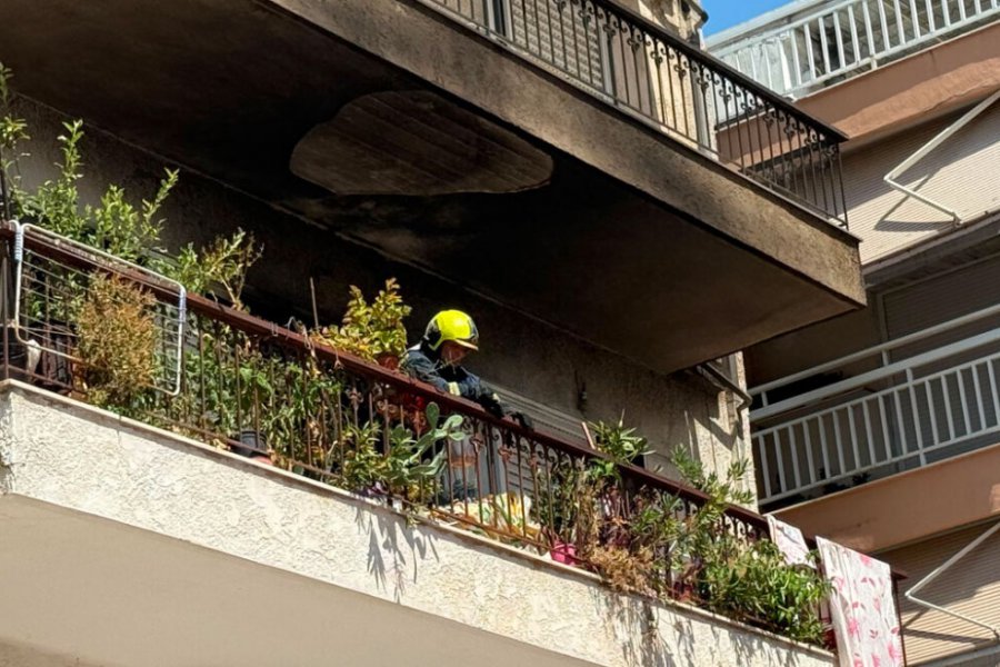 Σοκ στην Πολίχνη! Μάνα και κόρη βρέθηκαν παγιδευμένες σε φλεγόμενο διαμέρισμα - Δείτε πώς κατάφεραν να σωθούν - Δεκαπέντε πυροσβέστες με πέντε οχήματα και βραχιονοφόρο έσπευσαν να σβήσουν τις φλόγες σε διαμέρισμα της Πολίχνης