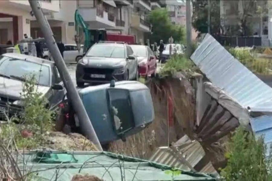 Θεσσαλονίκη: Υποχώρησε τοιχίο στους Στάβλους Παπάφη - Αυτοκίνητο έπεσε στο κενό - Υπάρχει κίνδυνος για περαιτέρω υποχώρηση του εδάφους - Στο σημείο έχει προκληθεί όρυγμα ύψους 20 μέτρων