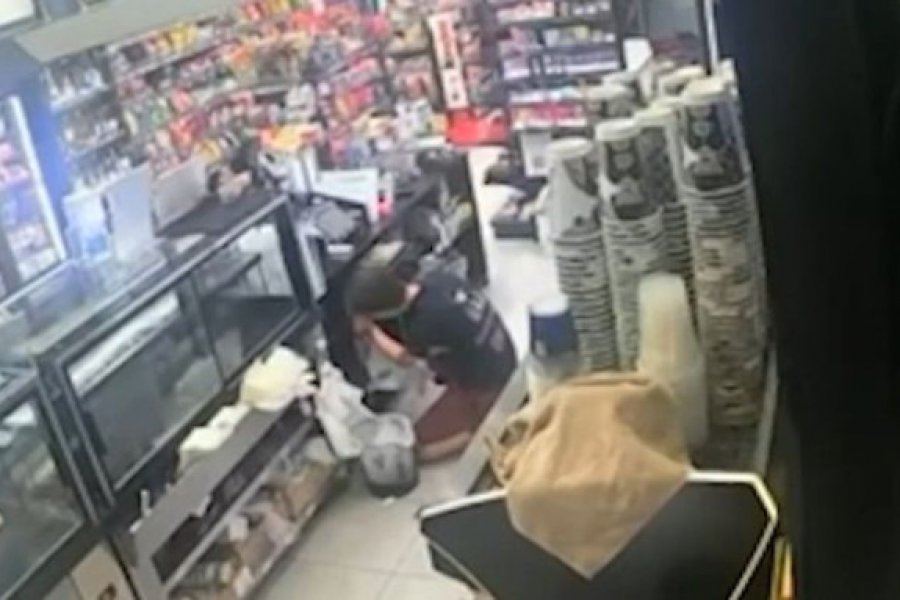 Θεσσαλονίκη: Υπάλληλος άρπαξε τις εισπράξεις και έγινε… καπνός από το μαγαζί που δούλευε - Οι ιδιοκτήτες του καταστήματος, έχοντας στα χέρια τους το αποδεικτικό υλικό από τις κάμερες ασφαλείας, προχώρησαν σε μήνυση εναντίον του
