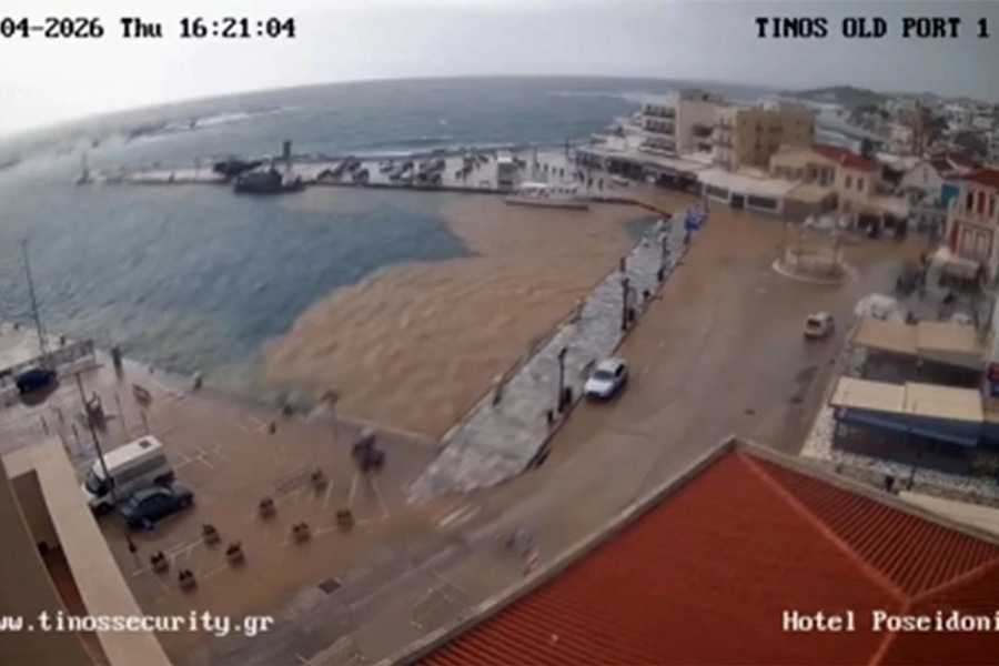 Η στιγμή που η θάλασσα στην Τήνο γίνεται καφέ μέσα σε λίγα λεπτά λόγω της σφοδρής κακοκαιρίας - Το στιγμιότυπο αποτυπώθηκε σε time-lapse βίντεο από κάμερα στο λιμάνι του νησιού