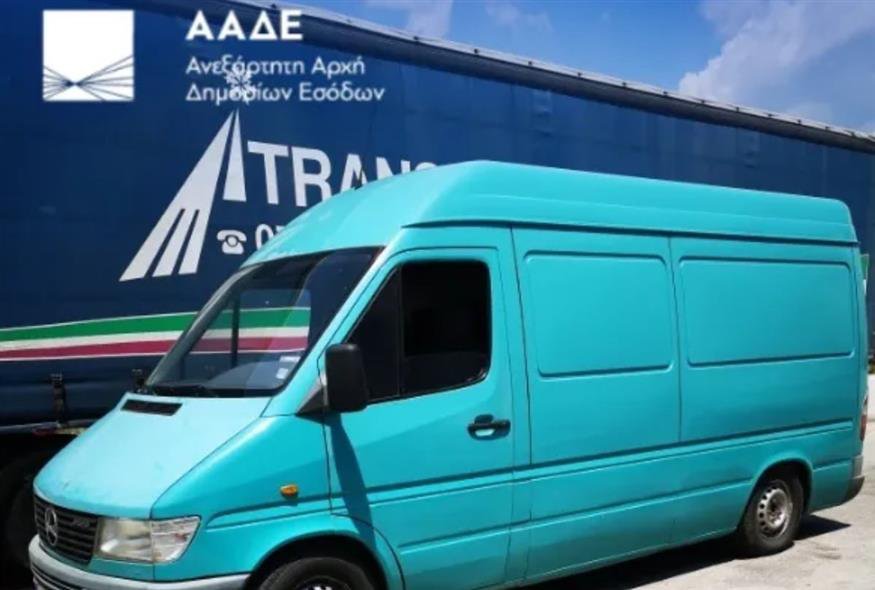 Το φορτηγό που μετέφερε το παράνομο και επικίνδυνο φορτίο (Πηγή φωτο: ΑΑΔΕ)