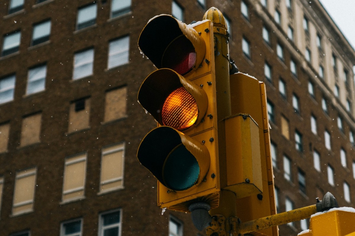 Πορτοκαλί φανάρι: Μπορείς να περάσεις ή όχι; Τι αλλάζει με τον νέο ΚΟΚ και ποιο είναι το πρόστιμο