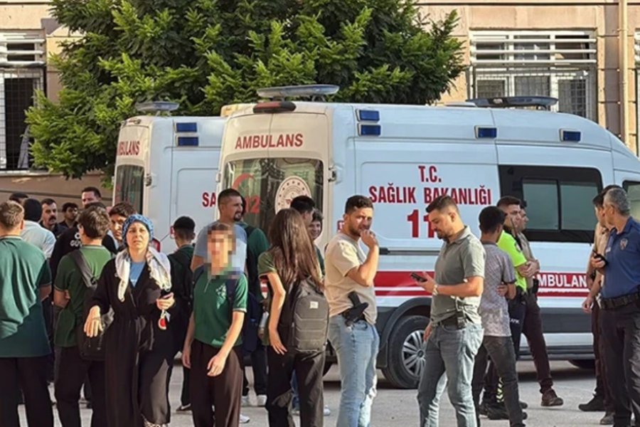 Τουρκία: Ένοπλη επίθεση έξω από λύκειο στη Μανίσα, τραυματίες μαθητές - Οι έρευνες των αρχών στο σημείο της επίθεσης συνεχίζονται, ενώ μέχρι στιγμής δεν έχουν γίνει γνωστά τα κίνητρα του δράστη