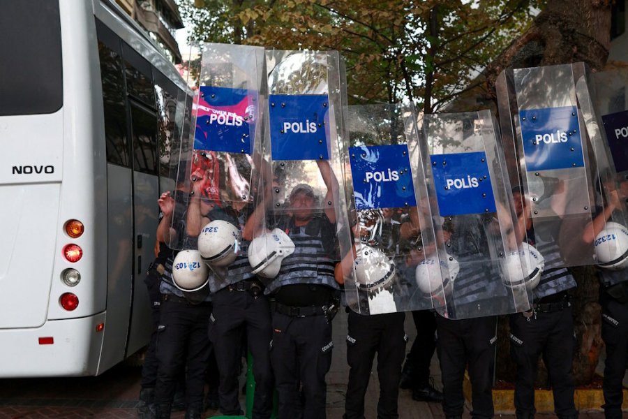 Τούρκος συνταξιούχος αστυνομικός αυτοκτόνησε σε διαδήλωση – Η σύνταξη δεν του έφτανε να ζήσει - Οι Τούρκοι συνταξιούχοι φώναζαν: «Ζητάμε τα δικαιώματά μας, όχι φιλανθρωπία»