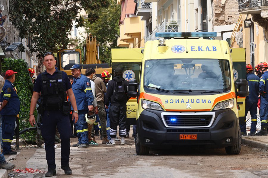 Τραγικός επίλογος στην κατάρρευση του κτηρίου στην Πλάκα, νεκροί και οι έξι αγνοούμενοι, εντοπίστηκαν οι δύο τελευταίες σοροί - Οι διασώστες χρησιμοποίησαν ειδικά γεώφωνα ανίχνευσης ήχου και κάμερες προκειμένου να εντοπίσουν τυχόν εγκλωβισμένους κάτω από τα ερείπια