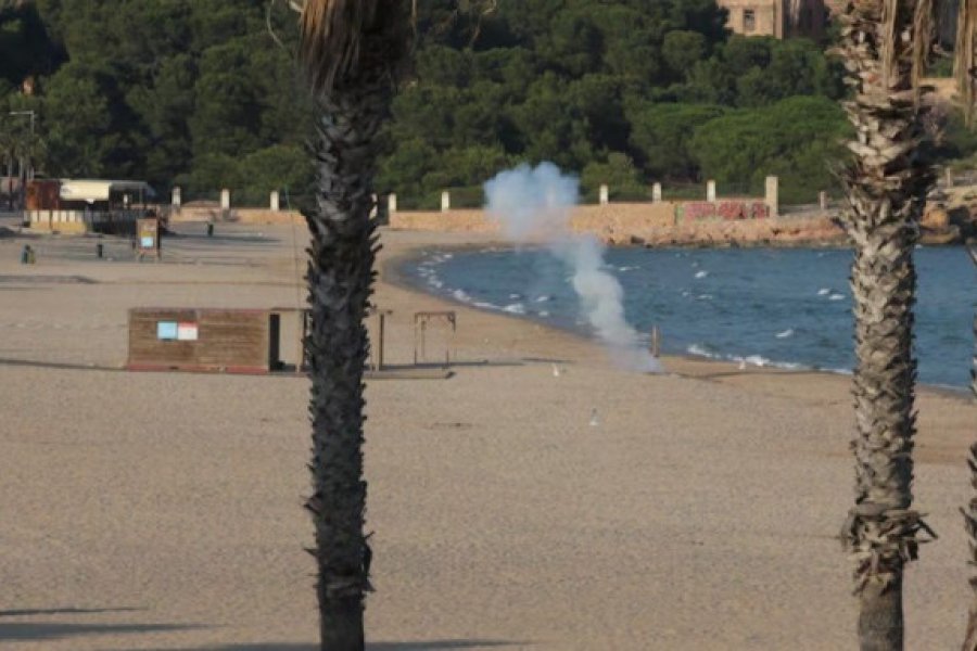 Τραγικός θάνατος αστέγου: Τον χτύπησε όχημα καθαρισμού παραλίας ενώ κοιμόταν στην άμμο - Ο δυστυχής άνδρας ήταν τυλιγμένος με κουβέρτα στην αμμουδιά και δεν έγινε αντιληπτός από τον οδηγό