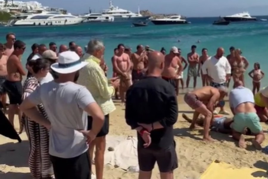 Τραγωδία στη Μύκονο: Τουρίστας πνίγηκε στην Ψαρρού – Η απεγνωσμένη προσπάθεια να σωθεί - Ναυαγοσώστης και λουόμενοι έδωσαν μάχη για να τον επαναφέρουν – Δεν τα κατάφερε