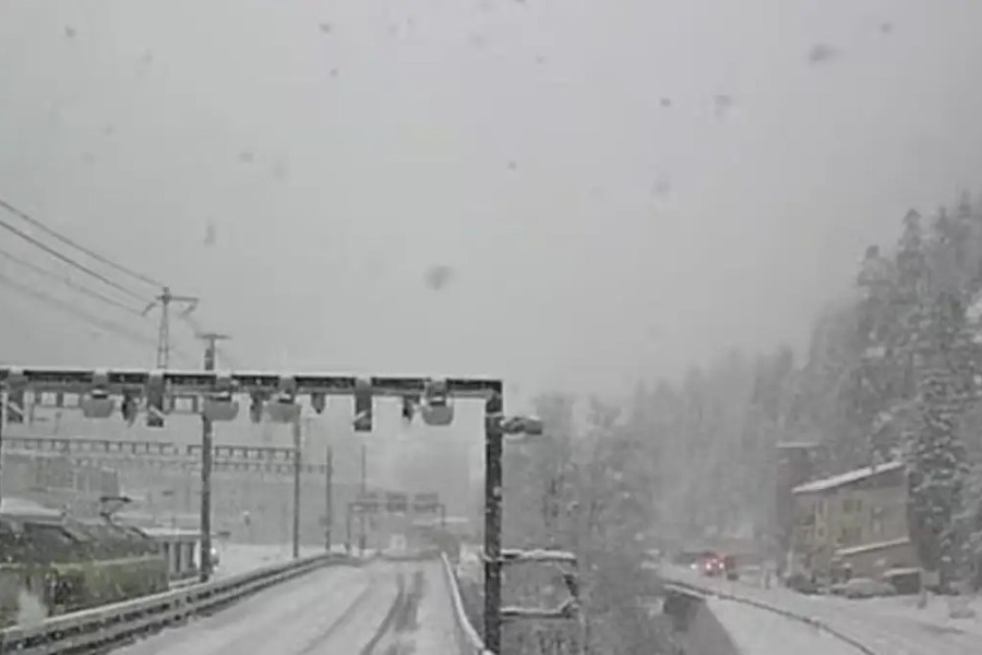 Εκτροχιάστηκε τρένο στην Ελβετία: Χιονοστιβάδα χτύπησε τη σιδηροδρομική γραμμή - Πληροφορίες για τραυματίες